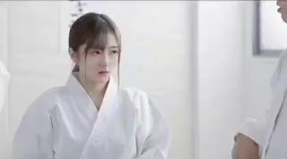 【小马探花】约大奶花裙少妇啪啪，少妇乐开花超近距离掰穴，乳交舔屌戴套骑乘，扶着大屁股后入猛操